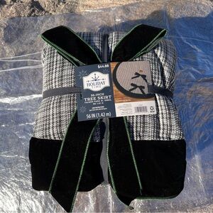 ⬇️HOLIDAY TIME NWT Tree Skirt Size 56” Color Black & White Plaidish Pattern
